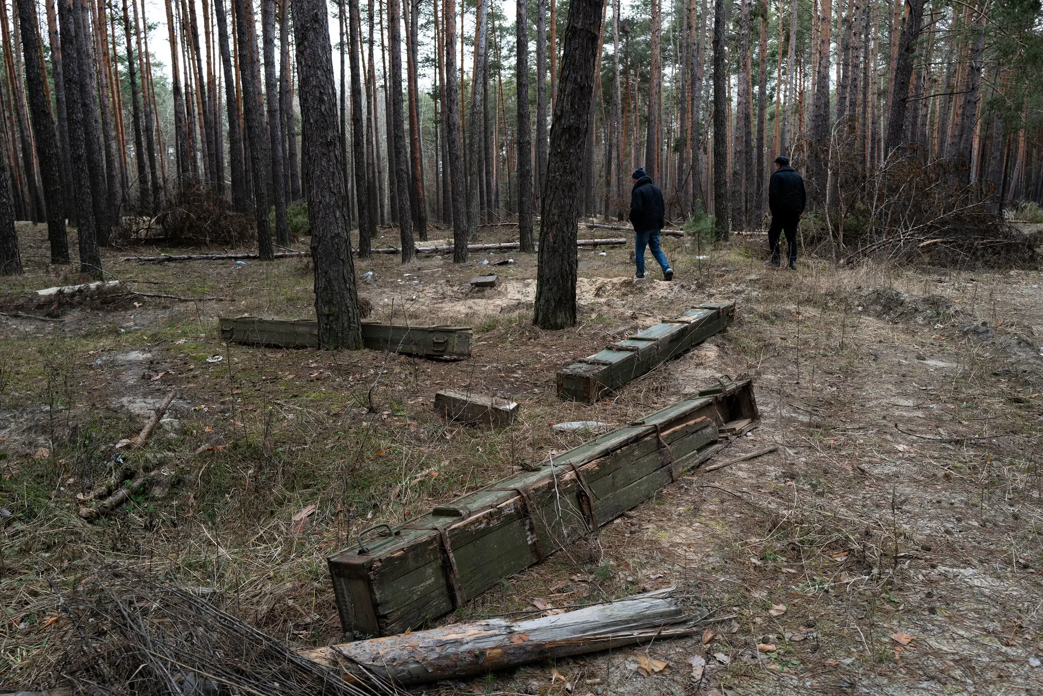 Довгі ящики з російськими боєприпасами в лісі на північ від Харкова, Україна, у січні 2023 року